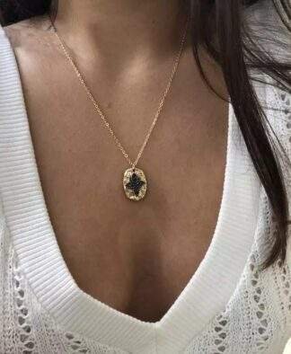 collier tendance 2020 - medaille martelee noire plaque or