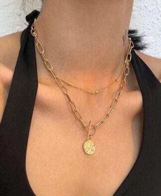Collier multirangs maillons et medaille