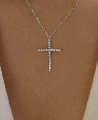 Collier Croix strass argent tendance 2024