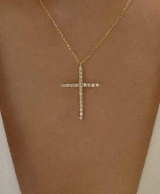 Collier croix dore tendance 2024
