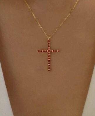Collier croix rouge dore tendance 2024