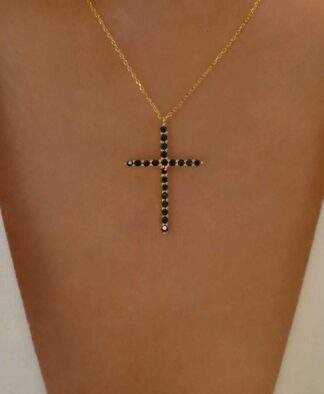 Collier croix rouge noire tendance 2024