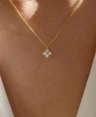 Collier fleur doré tendance 2024
