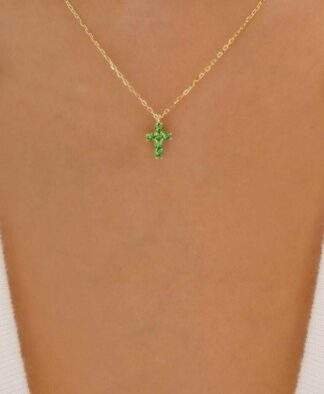 Collier croix minimaliste tendance 2024