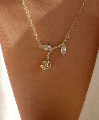 collier fleur strass tendance 2024