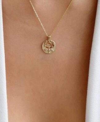 collier medaille fleur dore tendance 2024