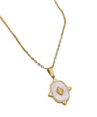 collier medaille nacre tendance 2024