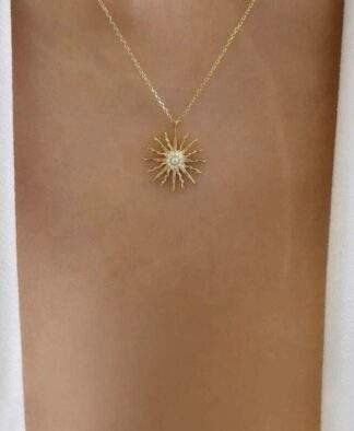 collier pendentif soleil dore tendance 2024