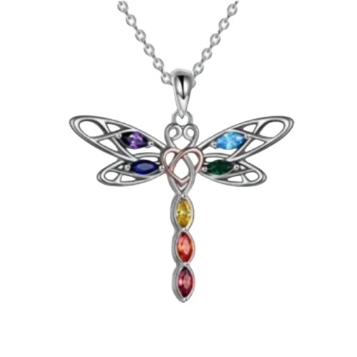 Collier pendentif libellule pour femme en argent avec émail coloré bleu et rouge, bijou élégant et symbolique, porté sur une robe crème.