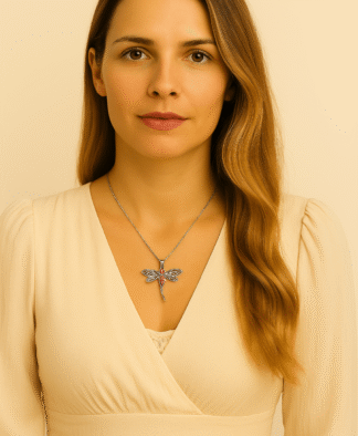 Collier pendentif libellule argenté avec cristaux rouges en forme de cœur – bijou élégant style celtique pour femme