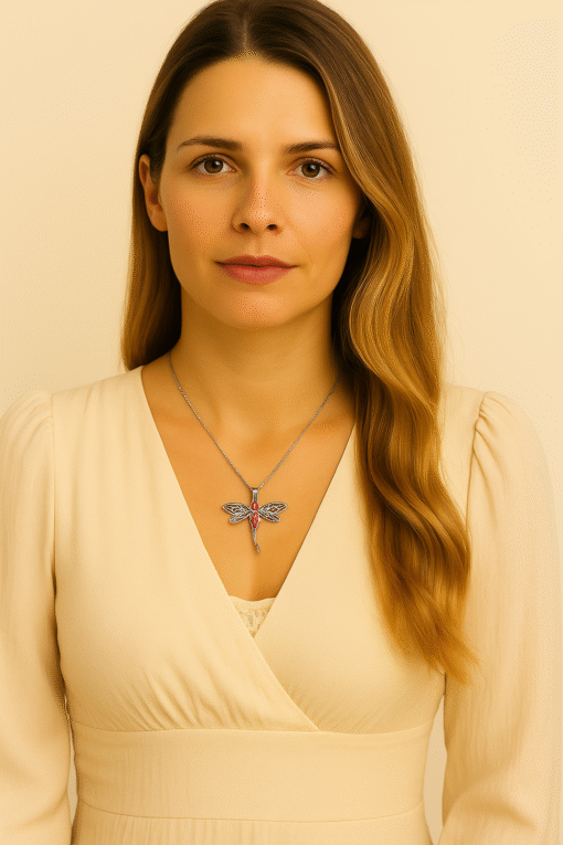 Collier pendentif libellule argenté avec cristaux rouges en forme de cœur – bijou élégant style celtique pour femme