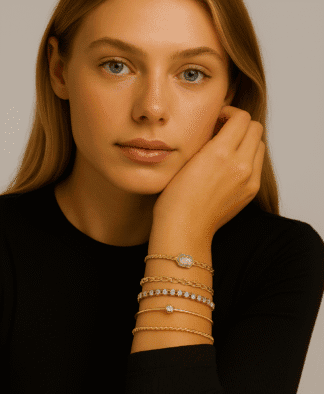 Fine jewelry femme, collection de bracelets en or et diamants, style élégant et sophistiqué, porté par une femme avec une peau claire et cheveux roux, mettant en valeur ses accessoires de luxe.
