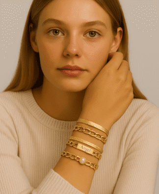 Bracelet fantaisie doré avec chaîne, perle blanche et pendentifs personnalisés, idéal pour accessoires de mode élégants et tendance.