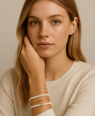 Bracelets en perles et or rose, élégants et tendance, parfaits pour un look sophistiqué en toute occasion.