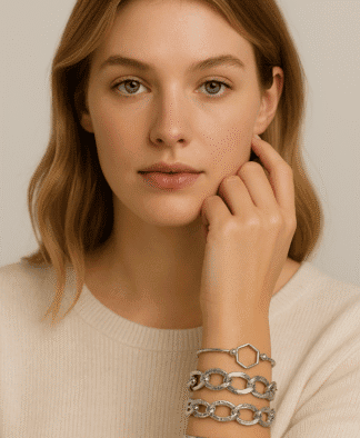 Bracelet en acier inoxydable avec maillons ovales et détails pavés pour un look chic et tendance—parfait pour la mode féminine moderne.