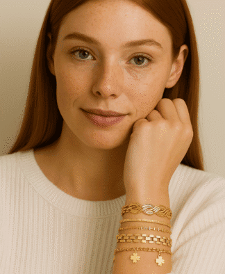 Bracelets en or rose avec motifs entrelacés, maillons carrés et charms en forme de trèfle, élégants et tendance pour la mode jewelry féminine.