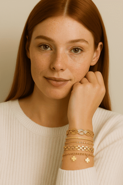 Bracelets en or rose avec motifs entrelacés, maillons carrés et charms en forme de trèfle, élégants et tendance pour la mode jewelry féminine.