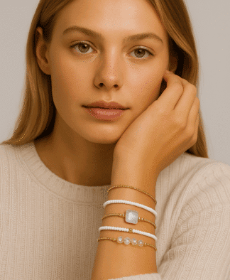 Bracelets en or blanc, perles blanches et pierre de lune, bijoux de mode élégants et délicats pour femme.