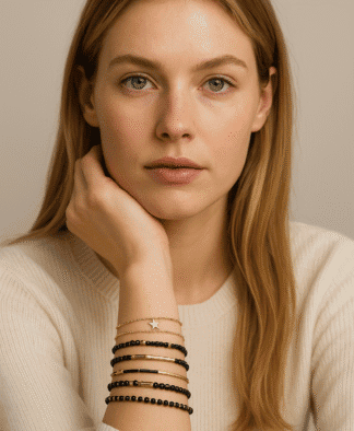 Bracelet en acier inoxydable orné d'une étoile, avec plusieurs pièces en perles noires et en métal, style élégant et tendance, parfait pour compléter une tenue chic ou décontractée, mode bijou femme.