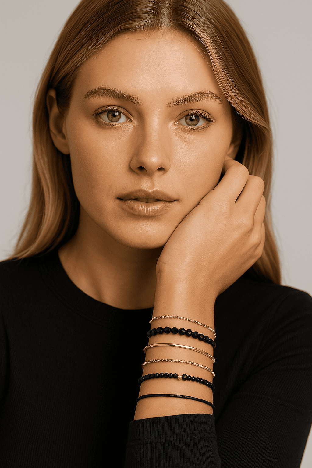 Bracelets minimalistes en or et en onyx noir, parfaits pour un style chic et tendance.
