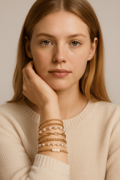 Ensemble de bracelets dorés et blancs – look moderne