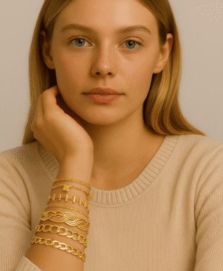 Bracelets en or fleuri et chaîne épaisse, bijoux féminins tendance, accessoires de mode chic, femme élégante, bracelet fantaisie en métal doré, style sophistiqué.