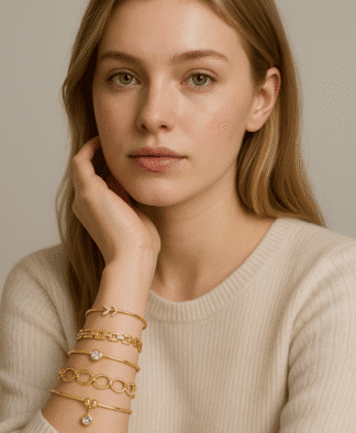 Set de bracelets dorés pour femme – joncs ouverts avec strass et maillons texturés