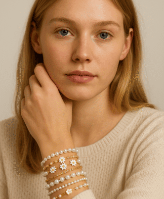 Bracelets de mode en perles blanches et charms de marguerite, style bohème chic pour femme élégante.