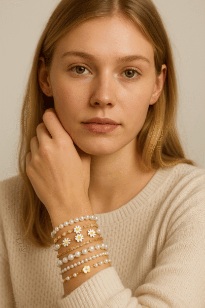 Bracelets de mode en perles blanches et charms de marguerite, style bohème chic pour femme élégante.