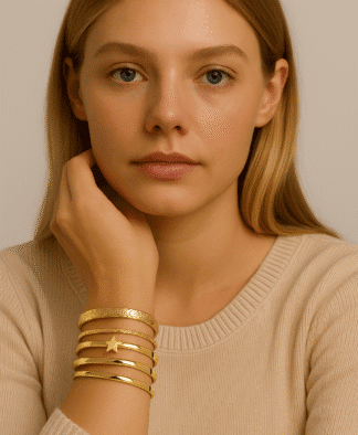 Set de bracelets dorés – manchette martelée, étoile et joncs brillants