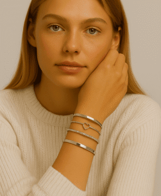 Set de bracelets en métal argenté – cœur ajouré, strass brillants et joncs minimalistes
