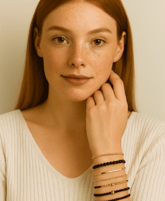 Bracelets en perles noires et fines dorées, touche élégante et raffinée pour compléter un look chic et sophistiqué.