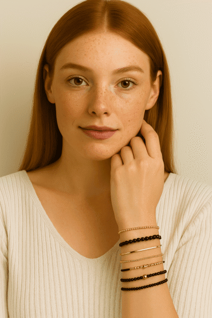 Bracelets en perles noires et fines dorées, touche élégante et raffinée pour compléter un look chic et sophistiqué.