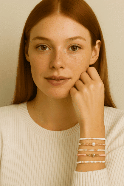 Bracelets en perles colorées, perles de coquillage et perles d'eau douce, sur poignet d'une femme à la peau claire, idéale pour la mode bijoux tendance, style bohème chic.