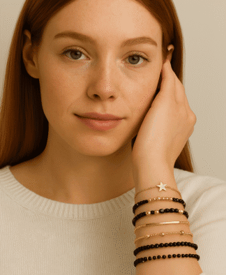 Bracelets en alliage doré et perles noires avec pendentif étoile, accessoires tendance pour femme, bijouterie fantaisie élégante, idée cadeau féminine, bijoux mode chic et sophistiqués.