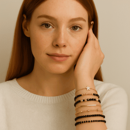 Bracelets en alliage doré et perles noires avec pendentif étoile, accessoires tendance pour femme, bijouterie fantaisie élégante, idée cadeau féminine, bijoux mode chic et sophistiqués.
