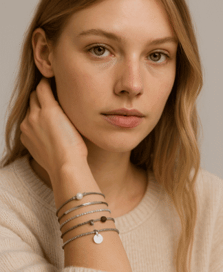 Bracelet en perles d'œil de sagesse, chaîne en argent et pierres semi-précieuses, style minimaliste élégant, bijoux tendance pour femmes, accessoires de mode sophistiqués pour l'été 2023.