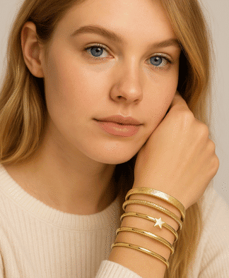 Set de joncs dorés femme avec étoile et textures – bracelet manchette tendance