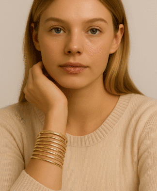 Set de joncs dorés fins martelés – bracelets minimalistes en accumulation