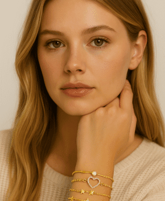 Bracelets en or avec pendentifs cœur et étoiles ornés de cristaux scintillants, parfaits pour un look élégant et tendance.