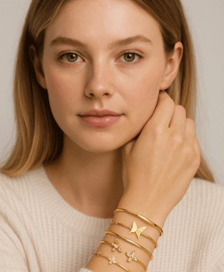Bracelets fins en or avec motifs papillon et fleurs, ornés de diamants, élégants et tendance pour accessoires de mode féminins raffinés.