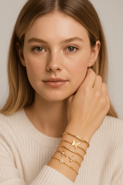 Bracelets fins en or avec motifs papillon et fleurs, ornés de diamants, élégants et tendance pour accessoires de mode féminins raffinés.