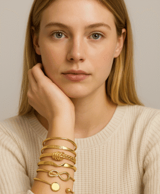 Bracelet ornemental en or avec plusieurs styles, fits pour un look élégant et moderne, portant le nom "Angel". Bijoux sophistiqués, parfaits pour compléter une tenue chic ou décontractée.