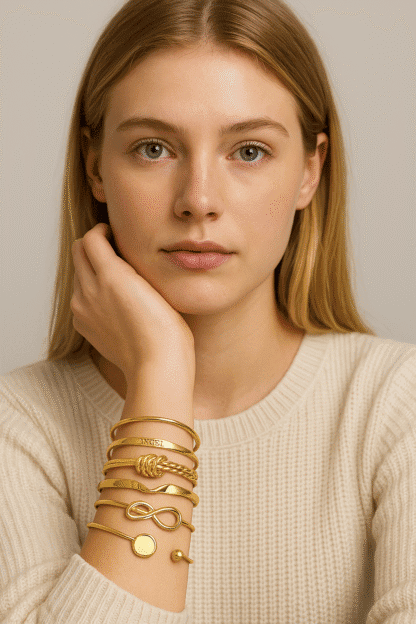 Bracelet ornemental en or avec plusieurs styles, fits pour un look élégant et moderne, portant le nom "Angel". Bijoux sophistiqués, parfaits pour compléter une tenue chic ou décontractée.