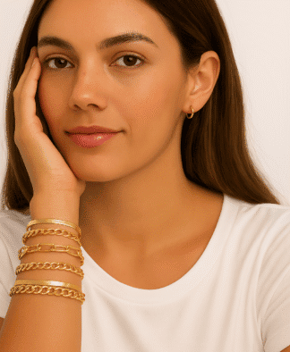 Bracelet et boucle d'oreille en or, accessoires de mode élégants pour femmes modernes, bijoux de haute qualité, style sophistiqué et chic, parfaits pour compléter une tenue élégante.