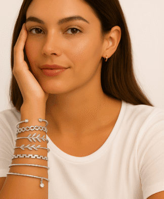 Bracelets en argent sterling avec détails en forme de feuilles et cristaux scintillants, parfaits pour un look élégant et tendance.