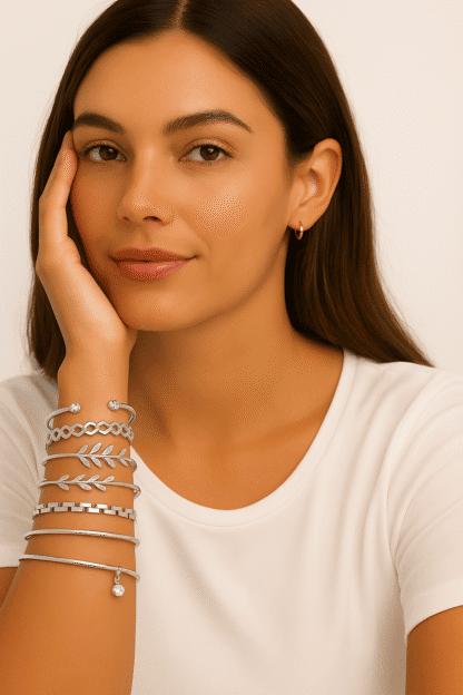 Bracelets en argent sterling avec détails en forme de feuilles et cristaux scintillants, parfaits pour un look élégant et tendance.