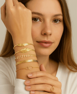 Bracelets en or avec design élégant, manchette, broche en forme de feuille, jolis détails en pierres, chaîne délicate avec cercles, look sophistiqué pour femme élégante.