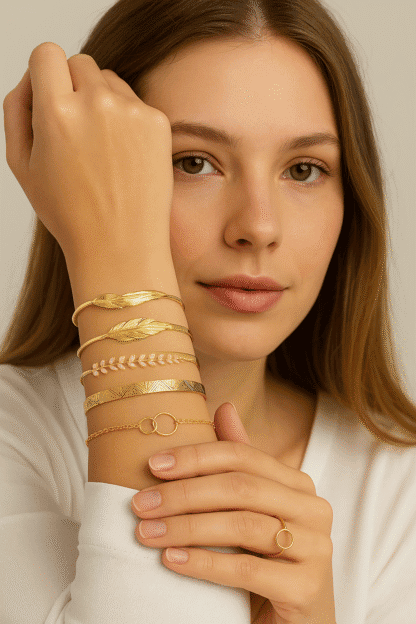 Bracelets en or avec design élégant, manchette, broche en forme de feuille, jolis détails en pierres, chaîne délicate avec cercles, look sophistiqué pour femme élégante.