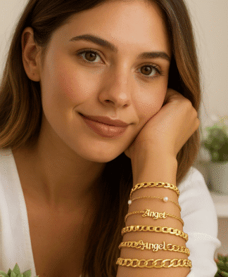 Bracelet en or tendance avec pendentifs "Angel" et perles blanches, idéal pour un style élégant et personnalisé.